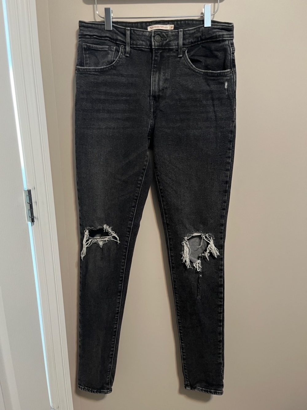 Levi's Black Distressed High Rise Skinny Jeans, size 30